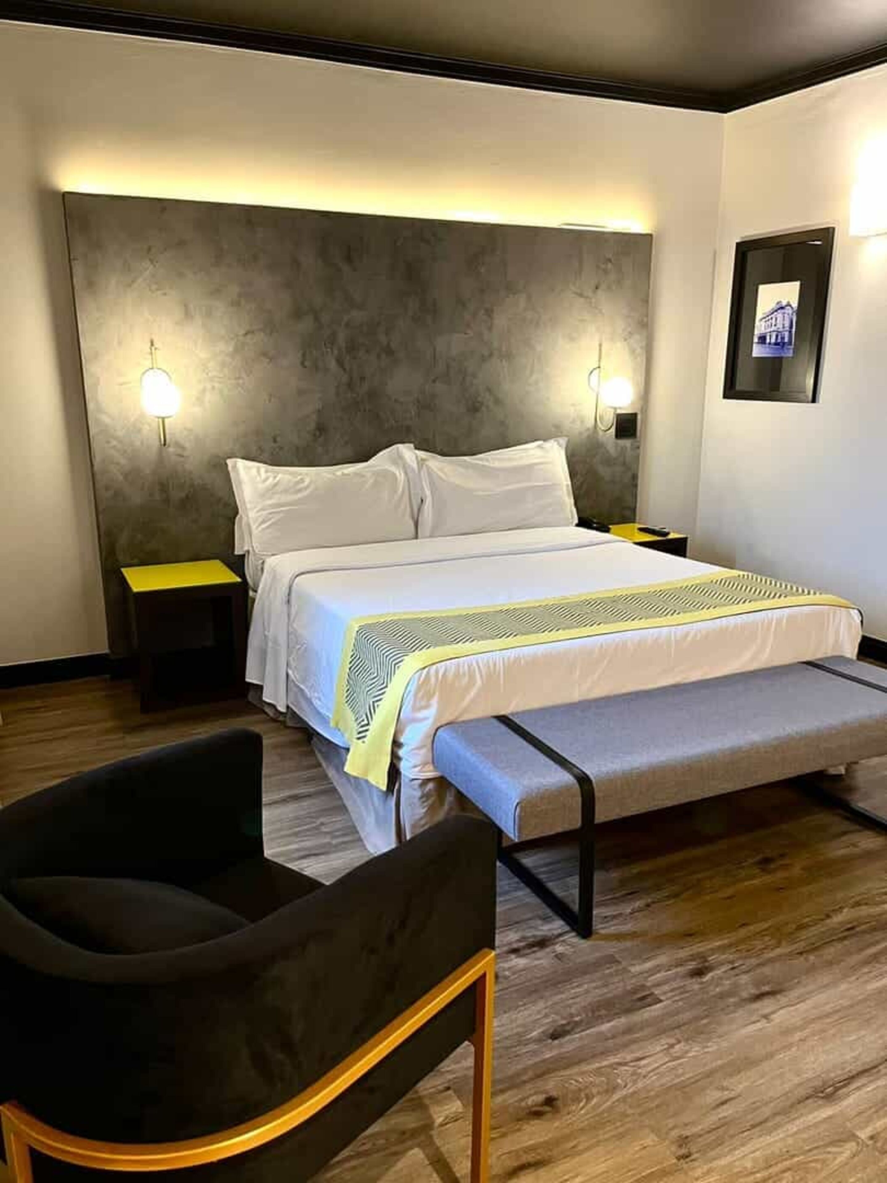 Suíte | Minibar, safe på rommet, skrivebord og blendingsgardiner