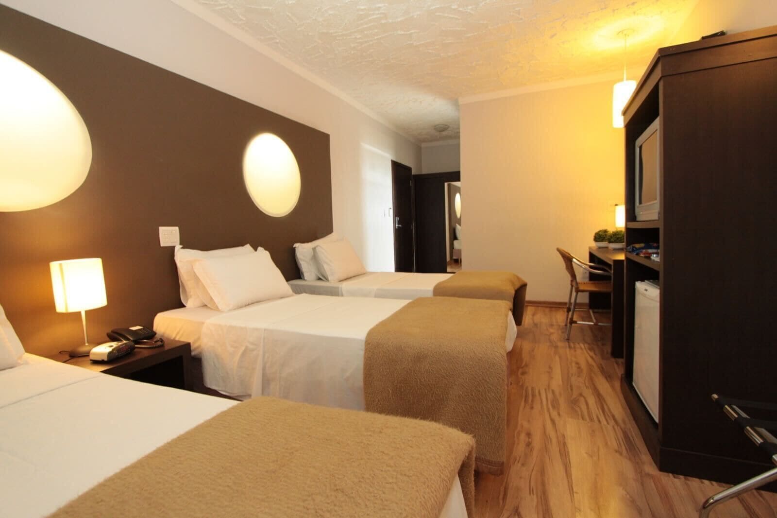 Minibar, coffres-forts dans les chambres, bureau, rideaux occultants