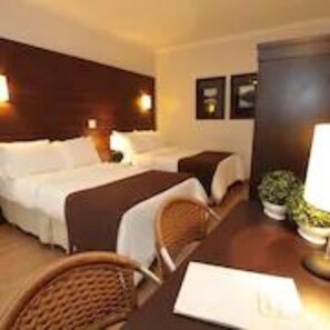 Minibar, coffres-forts dans les chambres, bureau, rideaux occultants