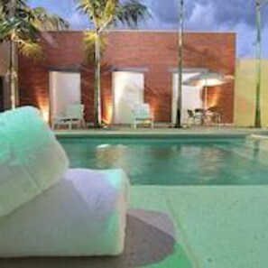 Utendørsbasseng og solsenger