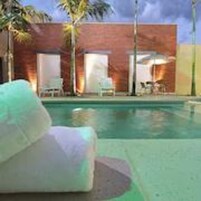 Una piscina al aire libre, sillones reclinables de piscina