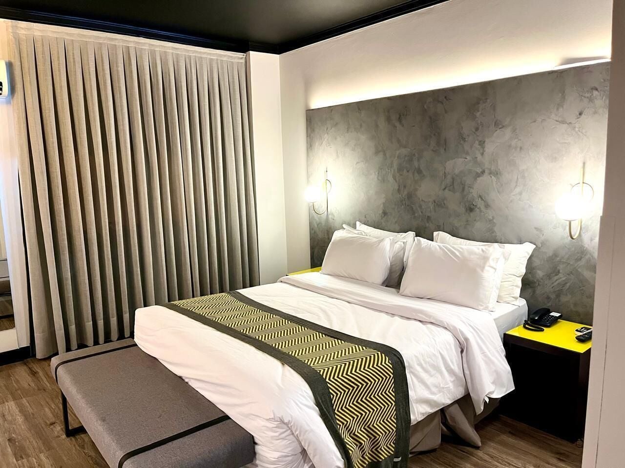 Minibar, coffres-forts dans les chambres, bureau, rideaux occultants