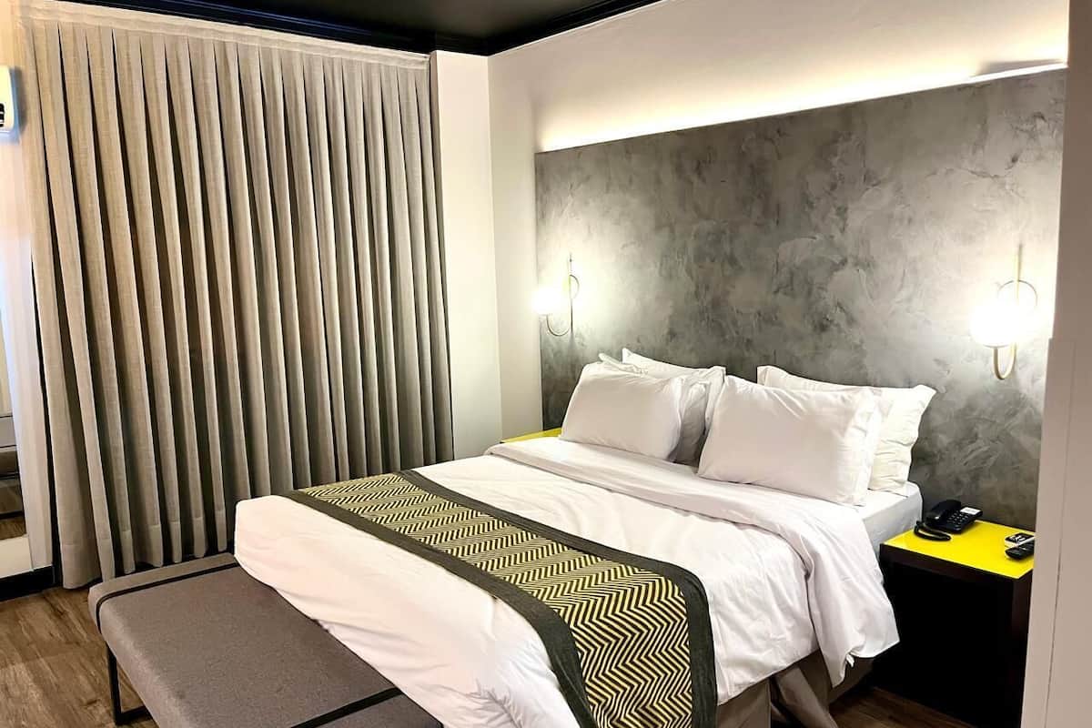 Suite | Minibar, caja de seguridad en la habitación y escritorio