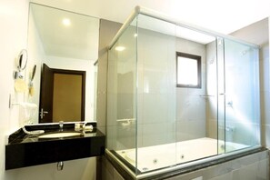 Suíte | Bathroom | Shower, rainfall showerhead, free toiletries, towels - Oasis Tower Hotel (Ribeirão Preto)
