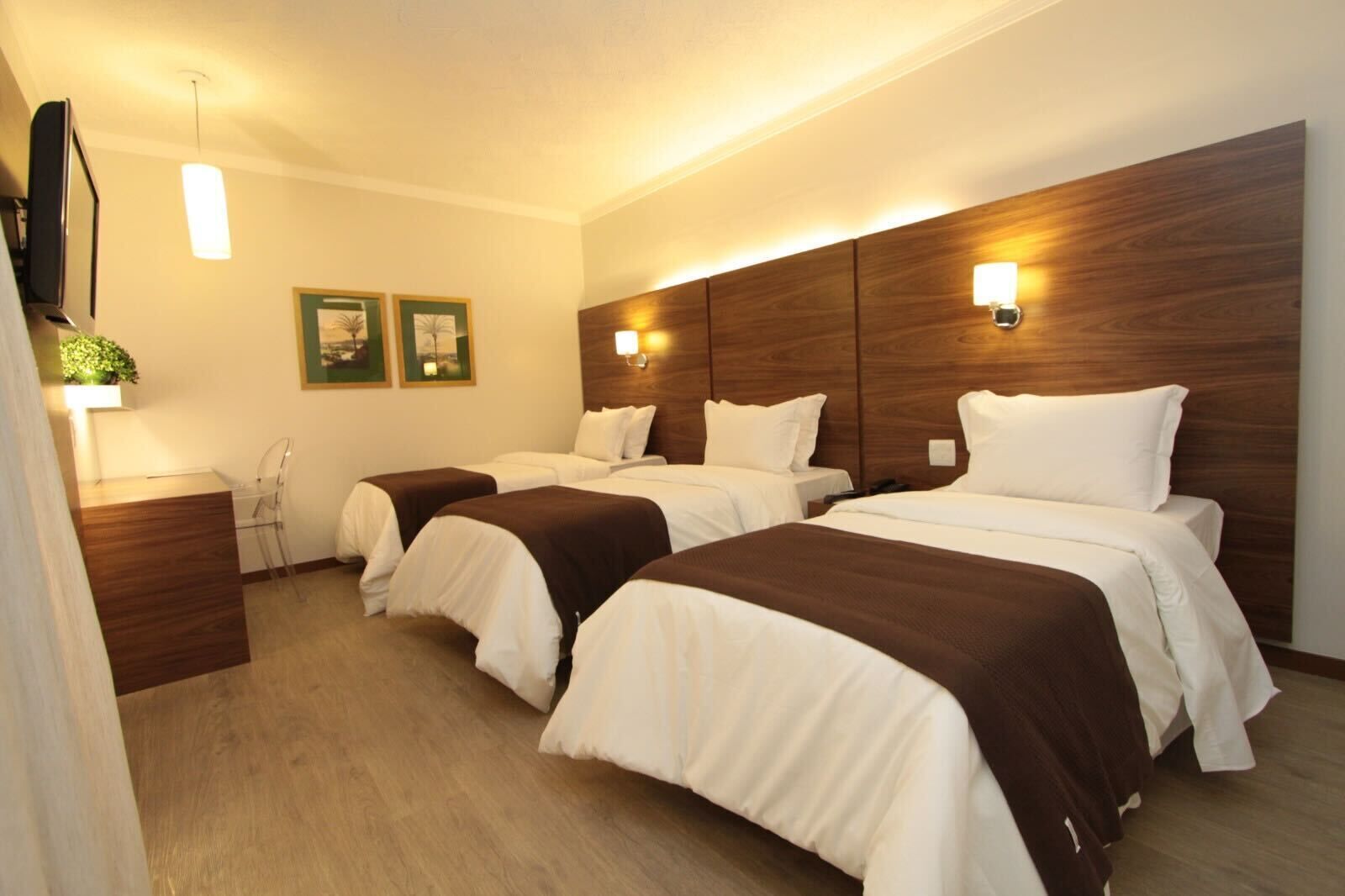 Minibar, coffres-forts dans les chambres, bureau, rideaux occultants