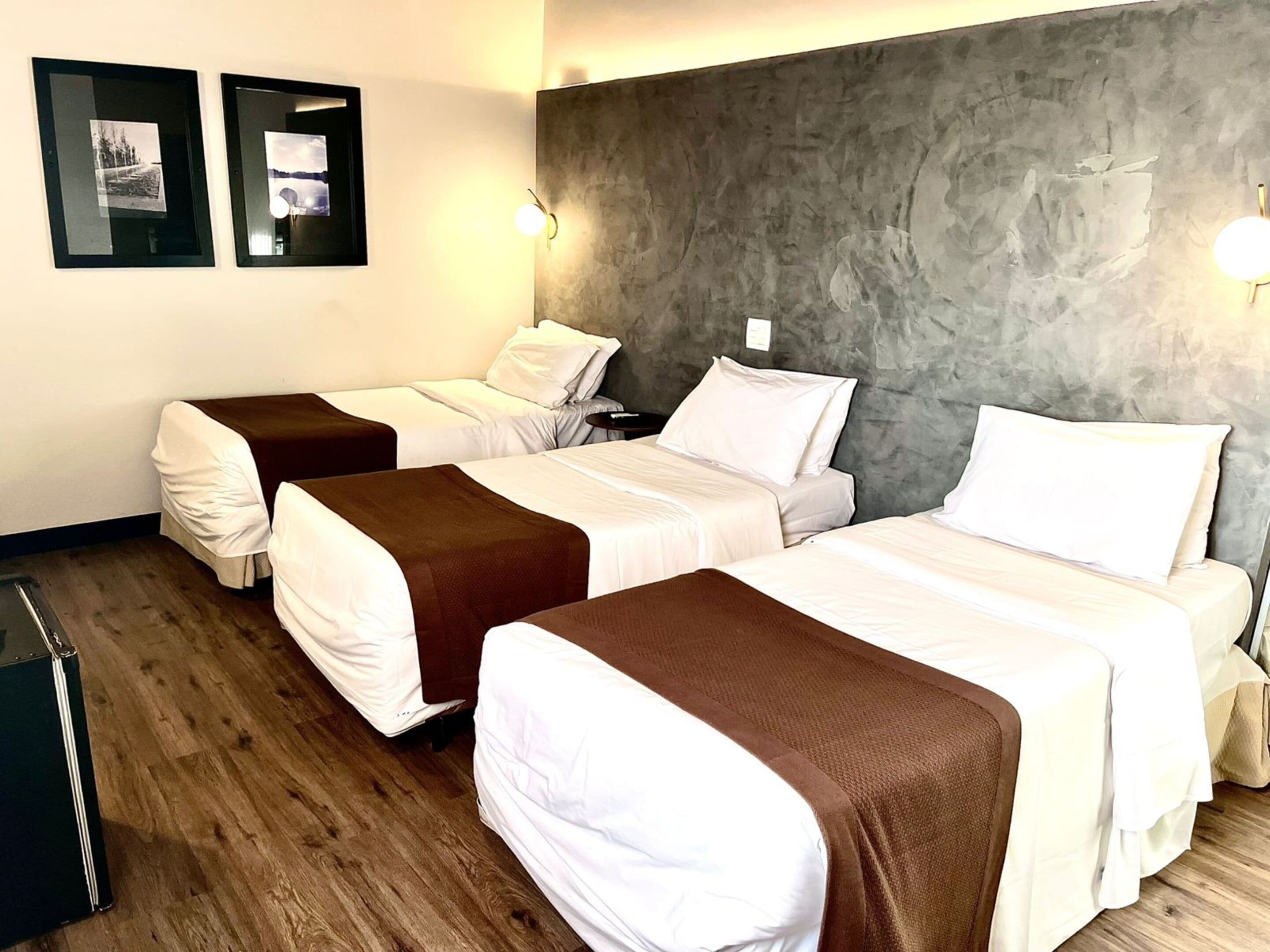 Standard Família | Minibar, in-room safe, desk, blackout drapes