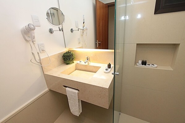 Prime Triplo | Bathroom | Shower, rainfall showerhead, free toiletries, towels - Oasis Tower Hotel (Ribeirão Preto)