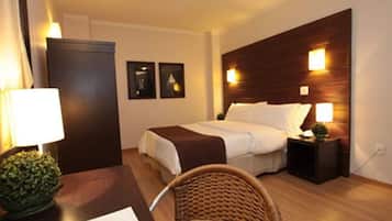 Double Room Single Use | Minibar, in-room safe, desk, blackout drapes