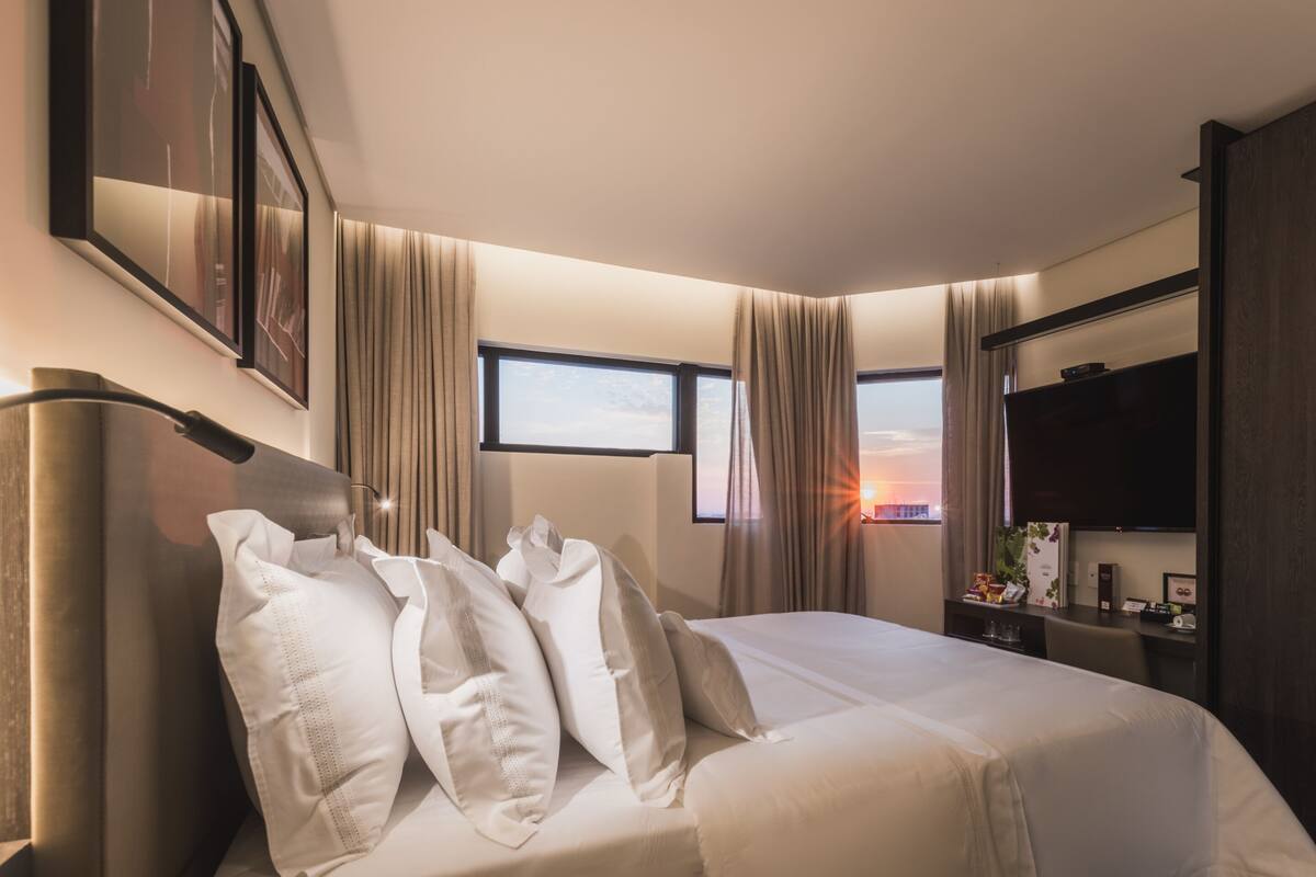 Premium | Minibar, brankas, meja kerja, dan kedap suara