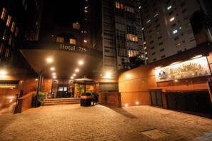 Hotel 729 with a modern entrance, a reception area, and a Royal Jardins Boutique Hotel sign. - Royal Collection Paulista (São Paulo)