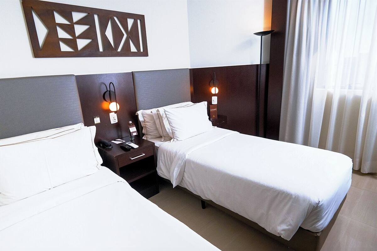 Super Luxo Twin | Minibar, brankas, meja kerja, dan kedap suara