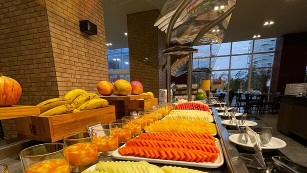 Un buffet proposant une variété de fruits et de boissons.