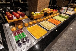 A buffet with various fruits, vegetables, and beverages. - Bourbon Convention Hotel Ponta Grossa (Ponta Grossa)