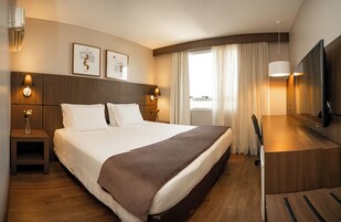 Minibar, cribs (free), WiFi (free), bed sheets