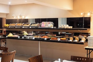 Café da manhã com buffet grátis todos os dias