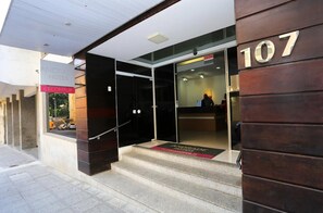 Welcome to Andrade Hotels, where the entrance leads to the reception via the SAIDA sign.