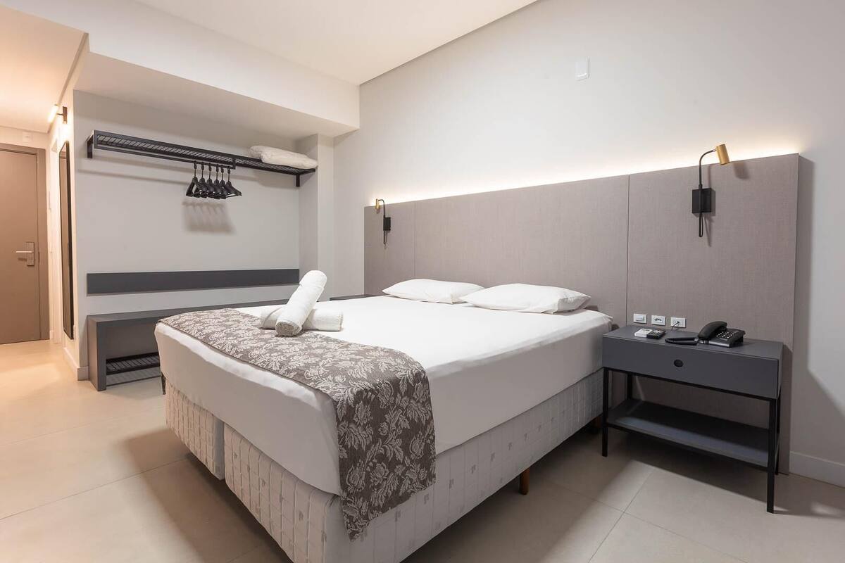 Minibar, cortinas blackout, sistema de insonorización y wifi gratis