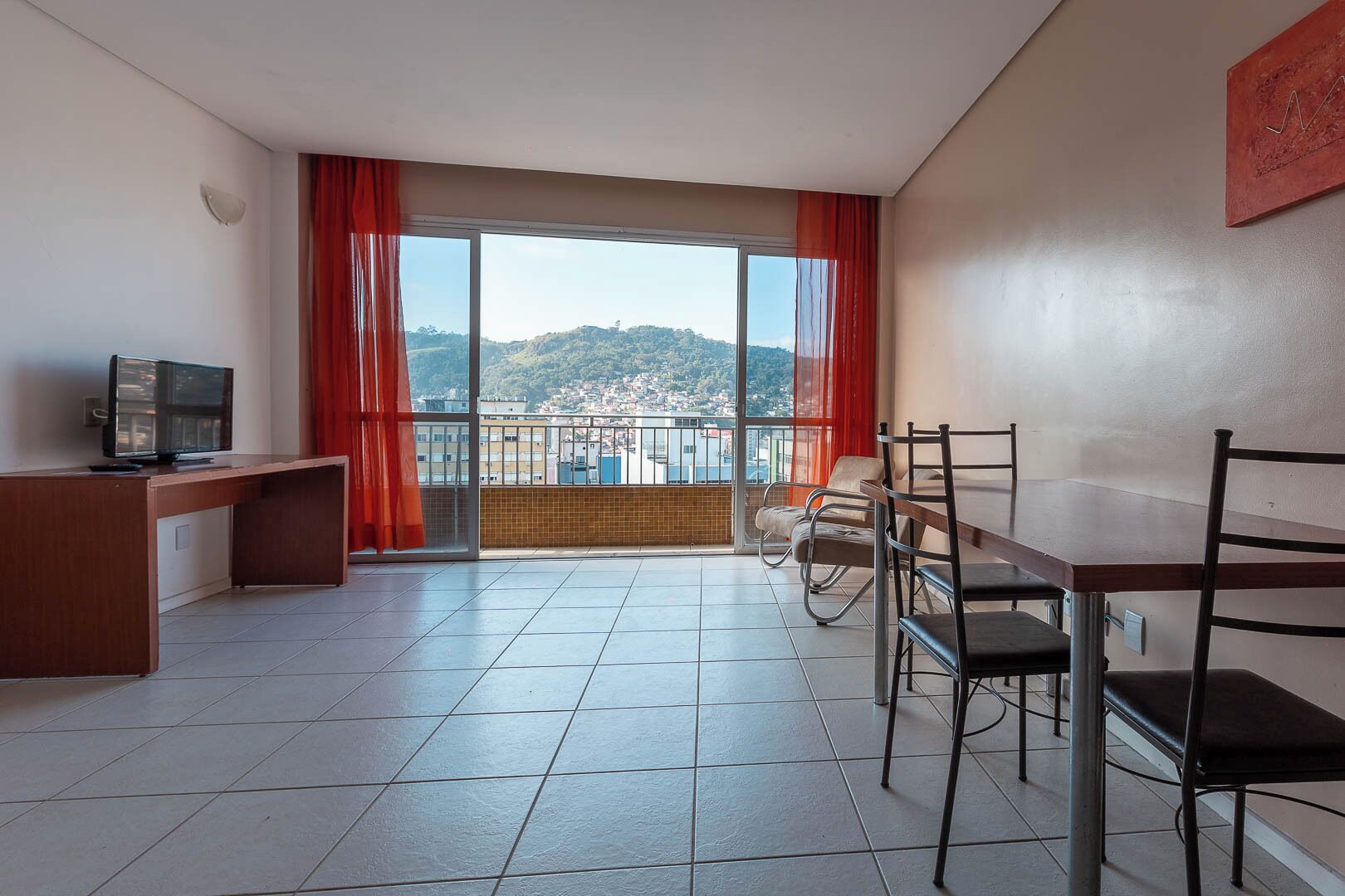 Minibar, cortinas blackout, sistema de insonorización y wifi gratis 