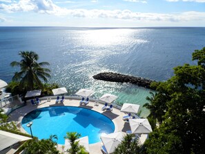 Outdoor pool, pool loungers - Hotel La Bateliere (Schoelcher)