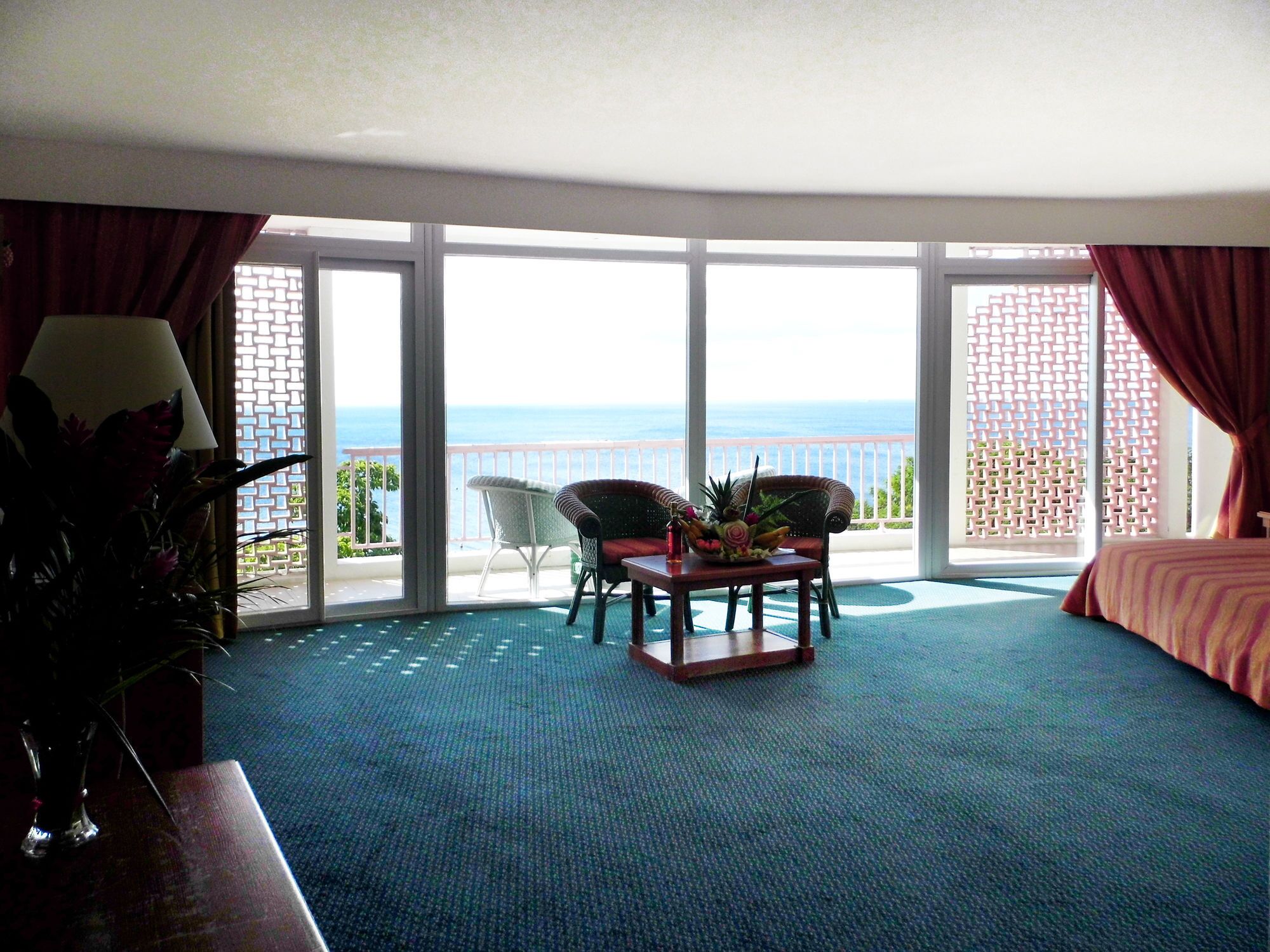 เครื่องนอนระดับพรีเมียม, ตู้นิรภัยในห้องพัก, โต๊ะทำงาน