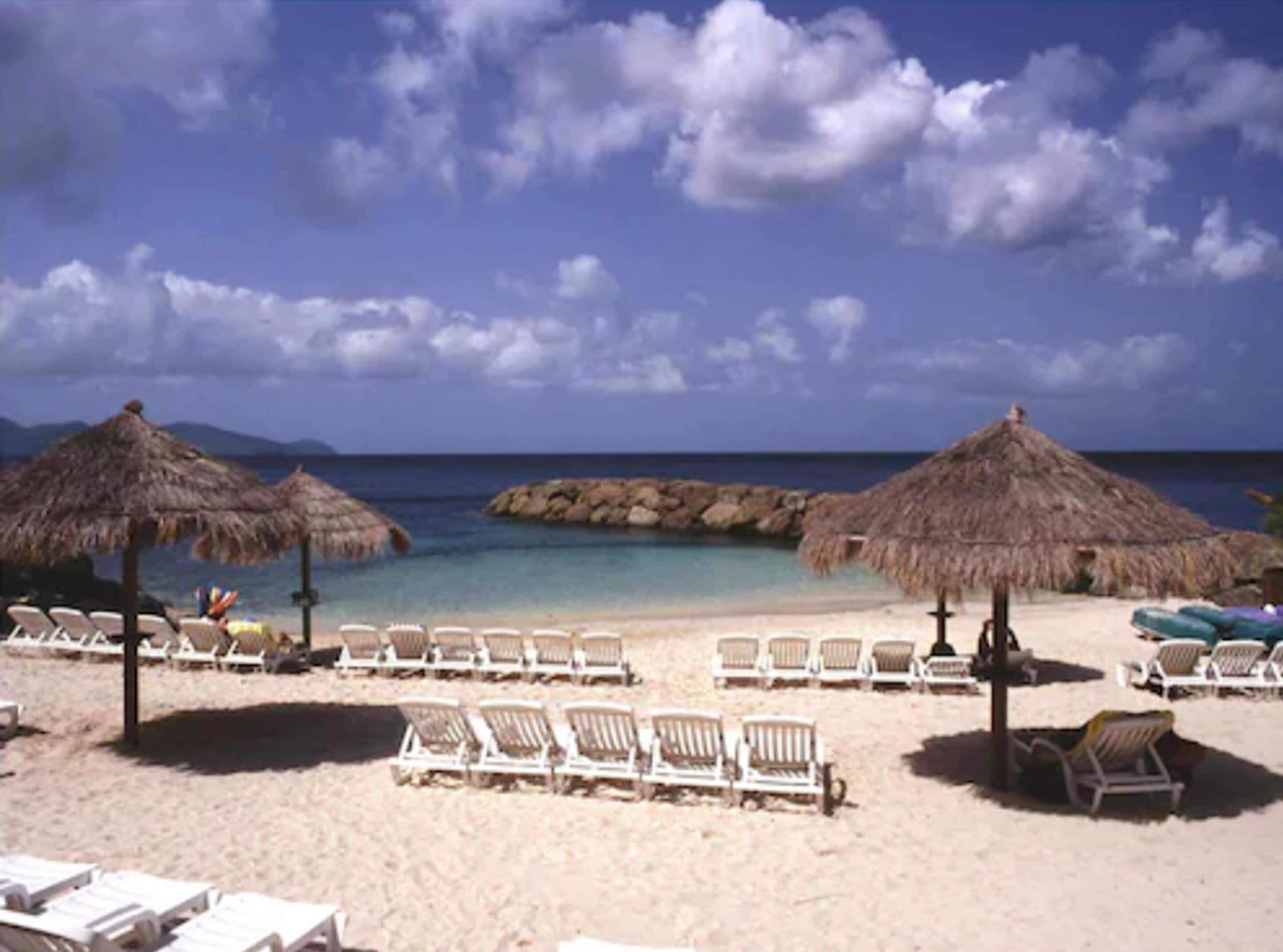 Pantai berhampiran, selam skuba, luncur angin, bar pantai 