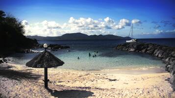 Nära stranden, sportdykning, windsurfing och strandbarer