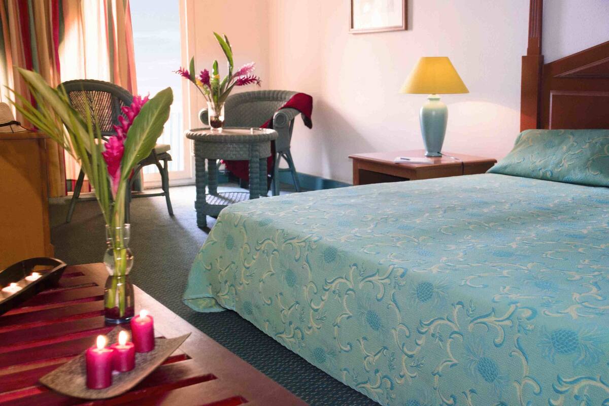 Premium bedding, in-room safe, desk, laptop workspace