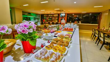 Sudah termasuk sarapan prasmanan setiap hari