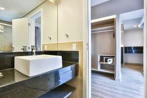 Dusche, Haartrockner, Handtücher, Seife