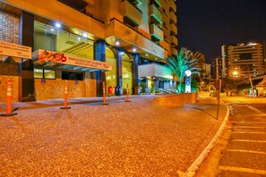 Fachada da propriedade à noite