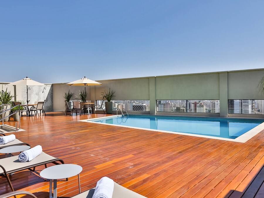 Una piscina al aire libre