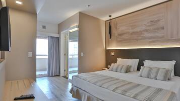 Premium PNE double suite | 1 kamar tidur, minibar, brankas, dan tirai kedap cahaya