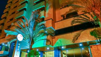 Bagian depan properti - sore/malam