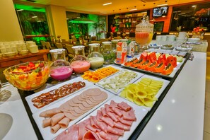 Free daily buffet breakfast - San Marino Suite Hotel (Goiania)