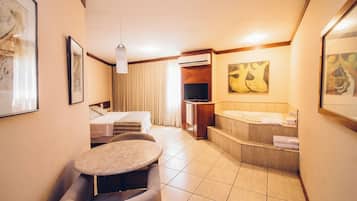 Romantic Suite | Minibar, individually decorated, desk, blackout curtains