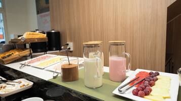 Una barra de buffet con diferentes alimentos y bebidas.