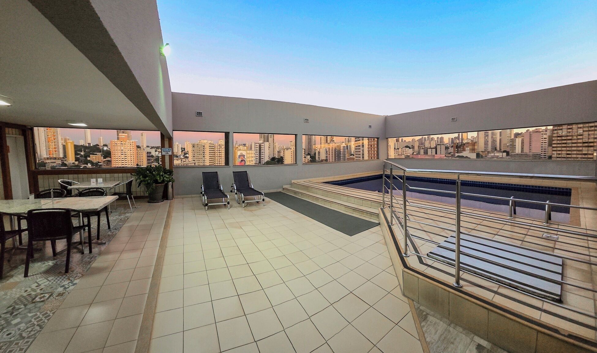 Swim-up bar