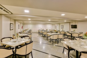 Petit déjeuner, déjeuner et dîner servis sur place
