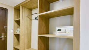 A room with a wooden shelving unit, a white door, and a white tiled floor. - Plaza Inn Augustus - Downtown (Goiania)