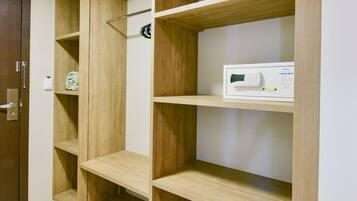Habitación triple ejecutiva | Caja fuerte, escritorio, espacio para trabajar con un portátil
