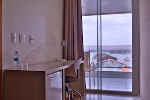1 makuuhuone, minibaari, tallelokero huoneessa, työpöytä