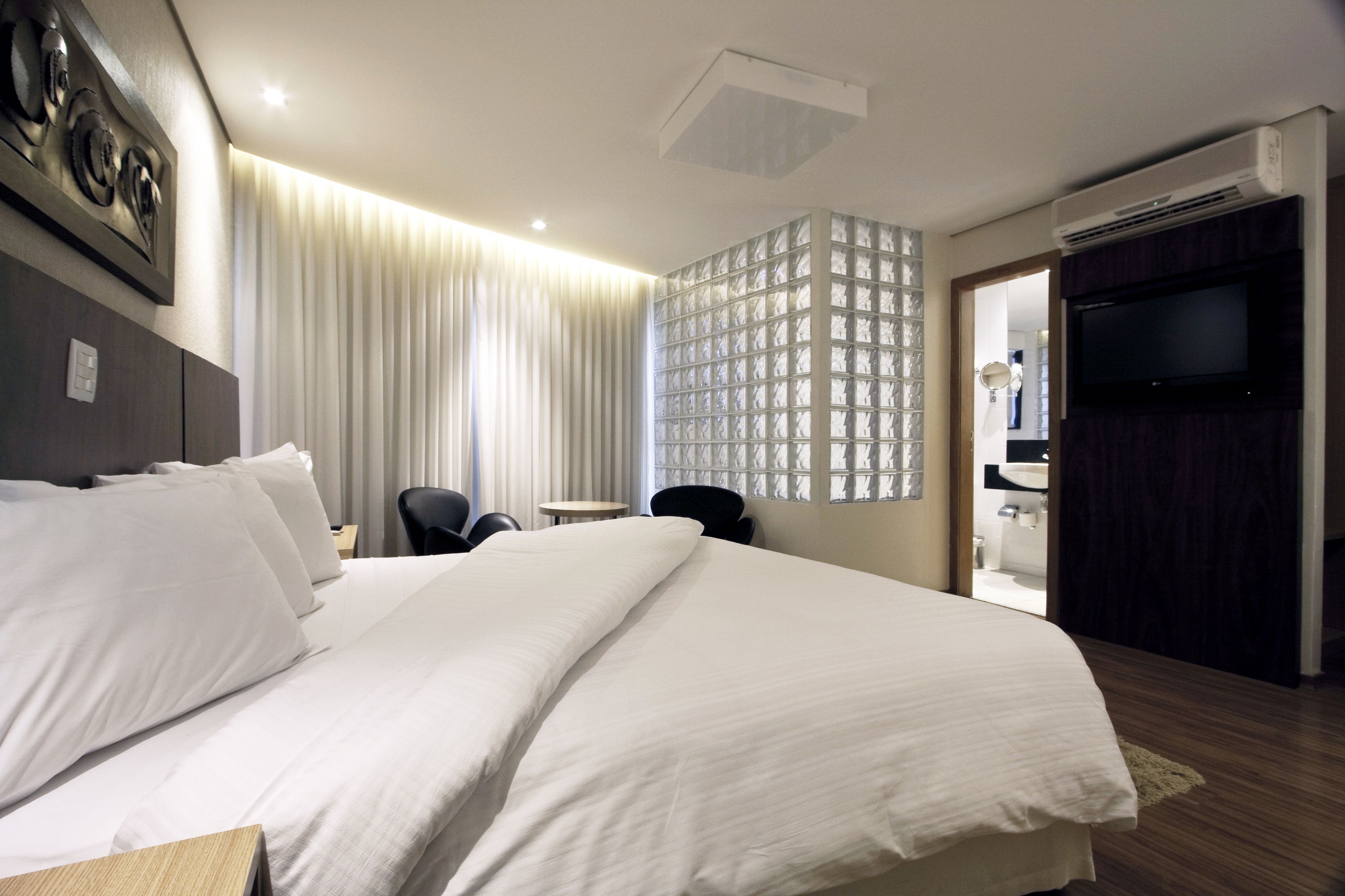 premium suite, 1 queen bed | 1 bedroom, minibar, in-room safe, desk