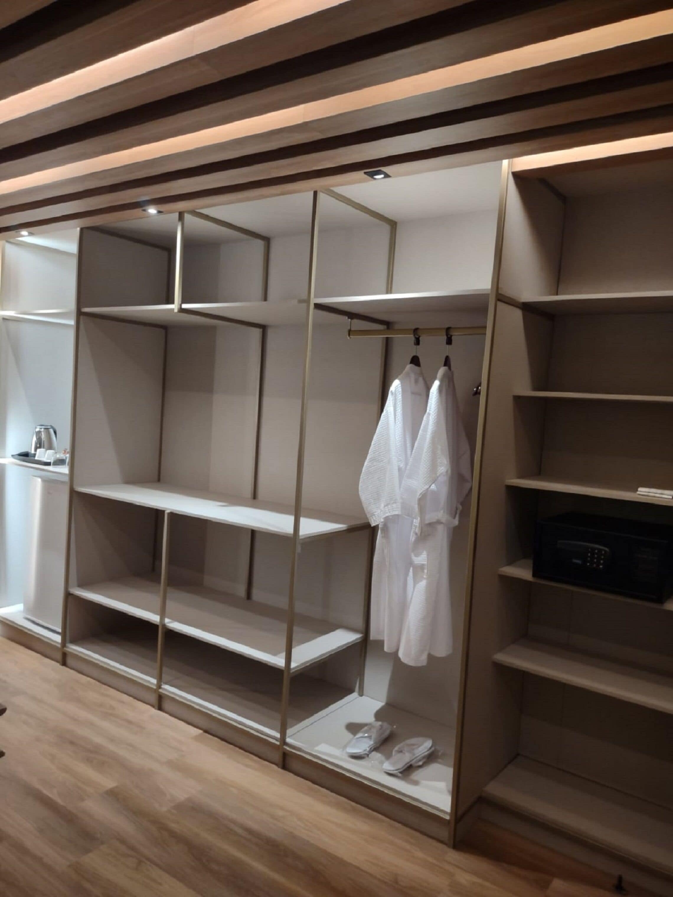 Senior Suite | Minibar, in-room safe, desk, blackout drapes