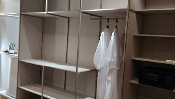 Minibar, caja de seguridad en la habitación y escritorio