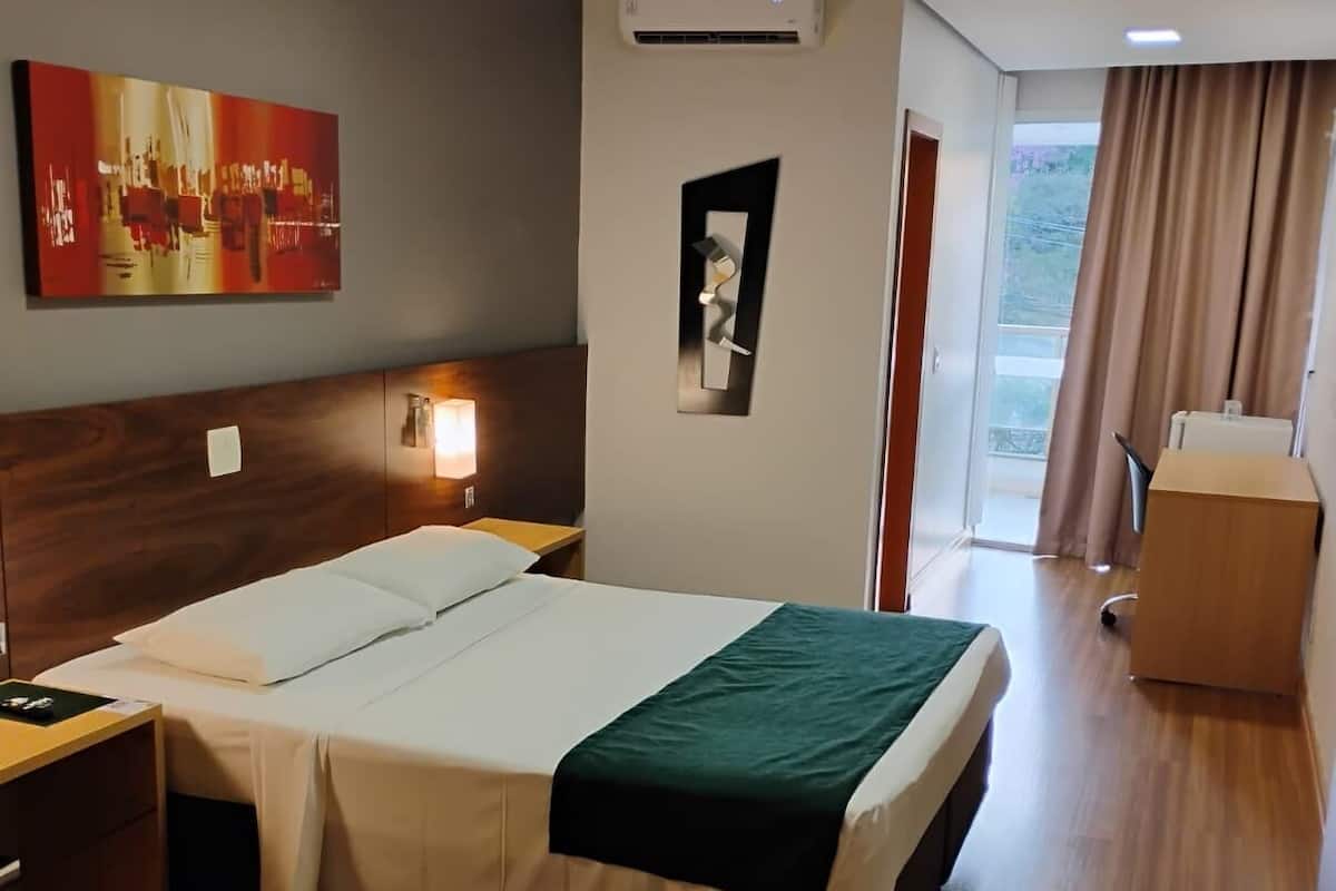 1 slaapkamer, een minibar, een kluis op de kamer, een bureau