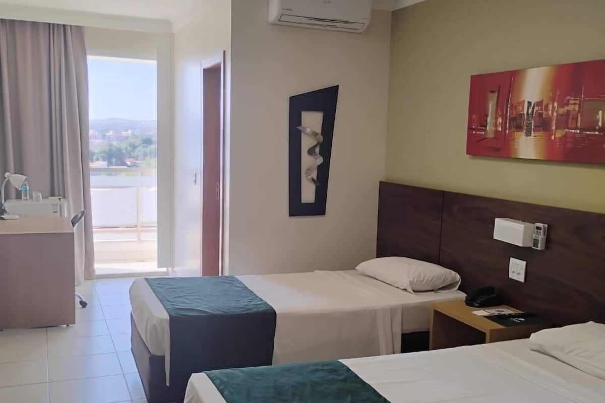 1 slaapkamer, een minibar, een kluis op de kamer, een bureau