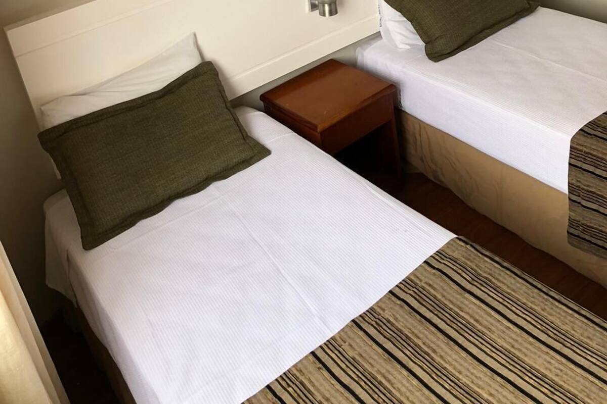 Een minibar, een kluis op de kamer, een bureau, geluiddichte muren