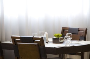Petit déjeuner, déjeuner et dîner servis sur place