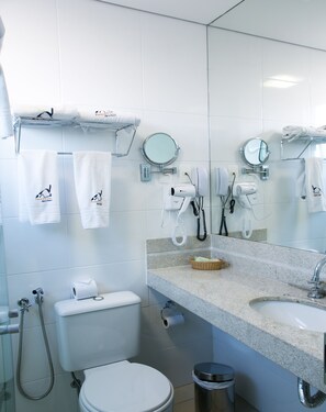Regadera, amenidades de baño gratuitas, secadora de cabello, toallas