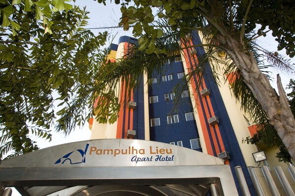 L’entrée d’un hôtel avec une enseigne indiquant : « Pampulha, un hôtel d’exception ».